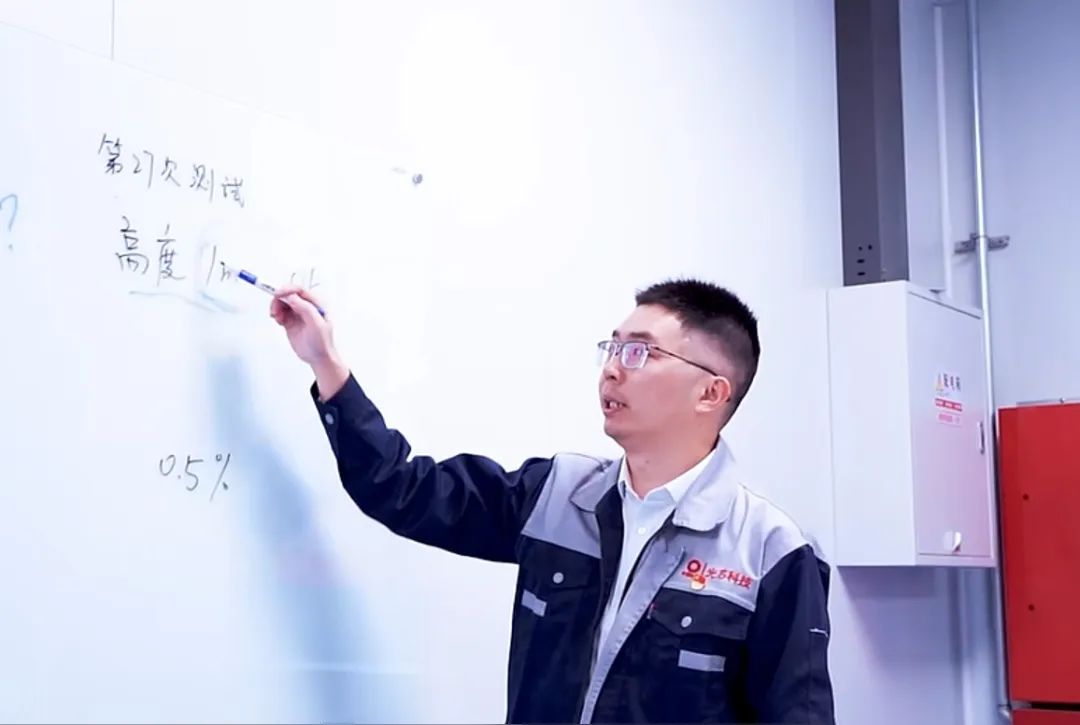 致敬劳模 | 从微光夜视到医疗级智能穿戴：王三昭的跨界创新之路