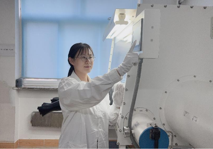 科研一线丨石爽爽：晶体生长虽慢，但每一步都通向光的未来